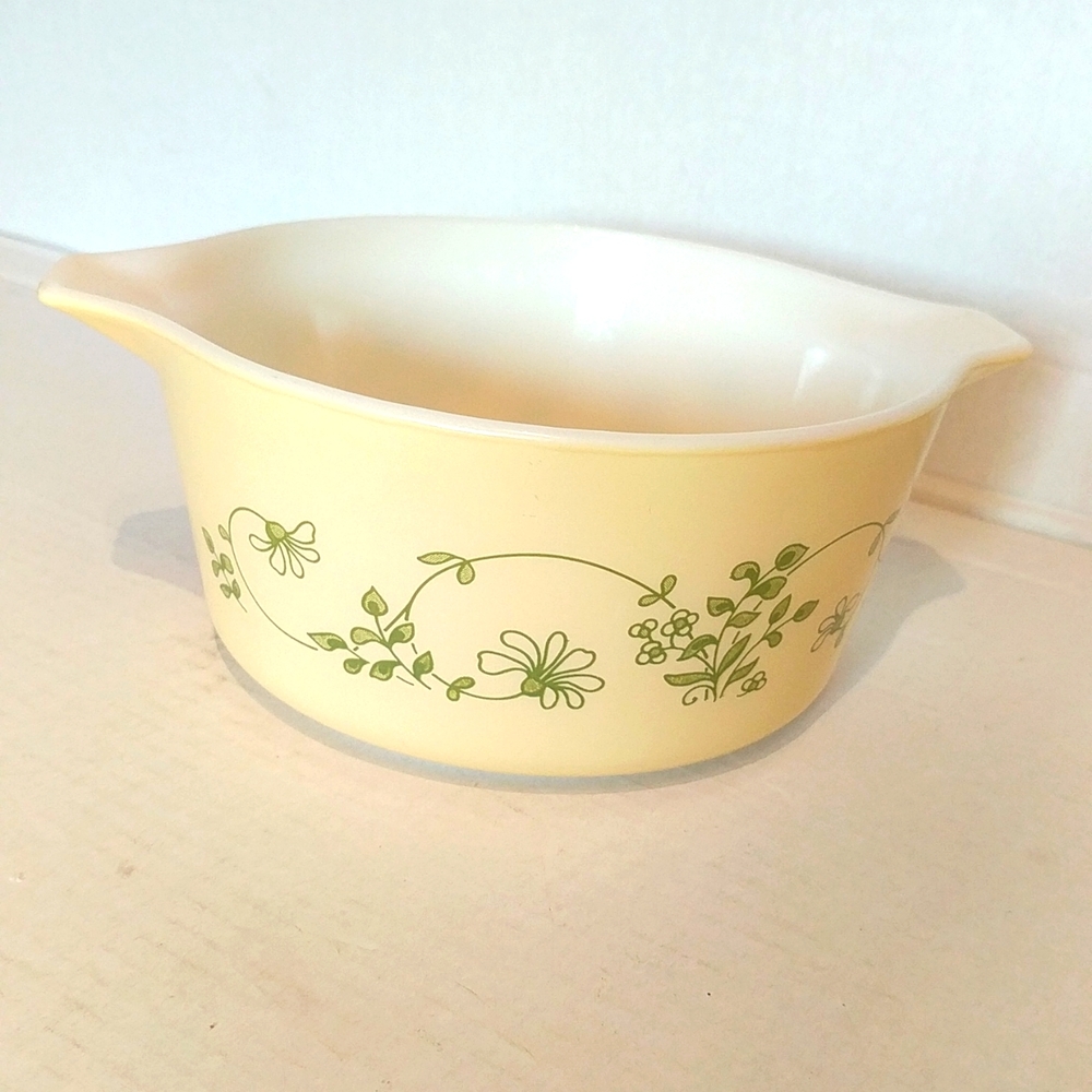 Vintage Pyrex Shenandoah 1 1/2 Quart Cinderella Casserole with Lid / Opal Pyrex